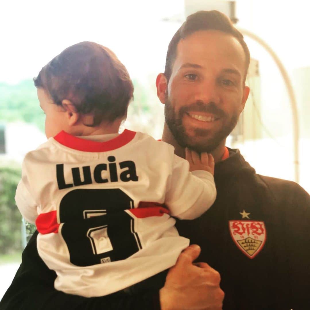 ゴンサロ・カストロのインスタグラム：「Mein kleiner Glücksbringer ❤️🍀」