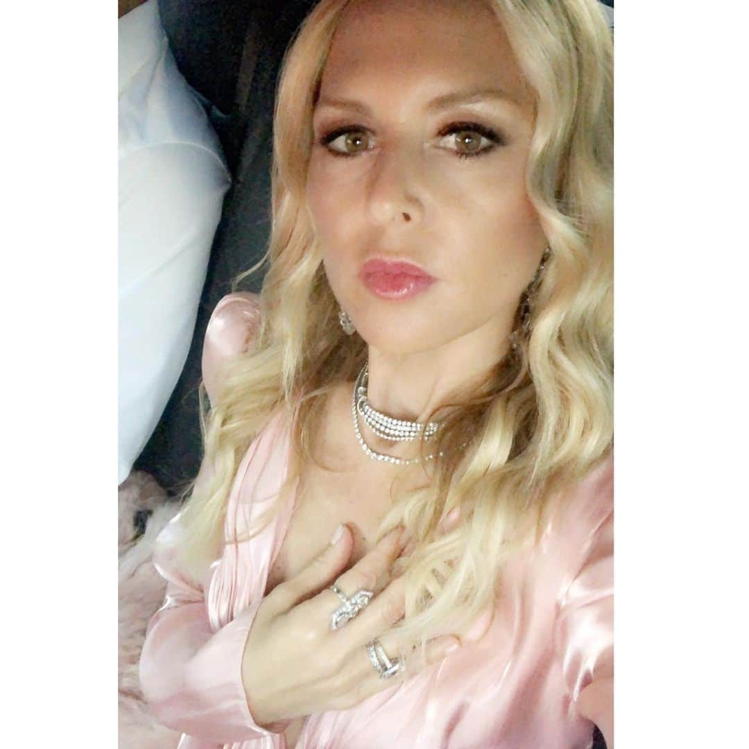 レイチェル・ゾーさんのインスタグラム写真 - (レイチェル・ゾーInstagram)「I’m really feeling this #pink thing lately🤷‍♀️ #blush 😊 #petal 🌸 @shoprachelzoe 👗 #newyearnewme 💋xoRZ」5月12日 4時24分 - rachelzoe