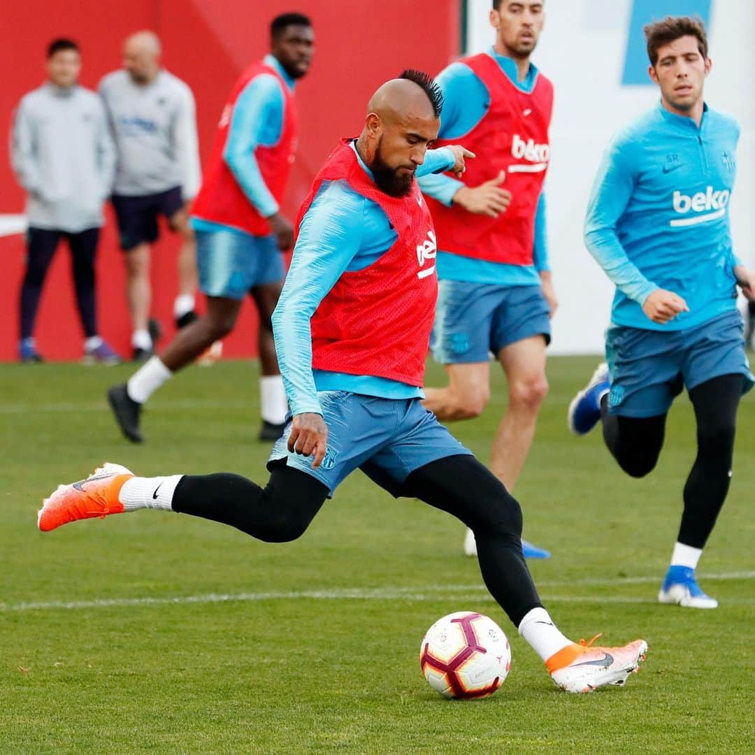 アルトゥーロ・ビダルさんのインスタグラム写真 - (アルトゥーロ・ビダルInstagram)「Entrenamiento!!🔵🔴💪🏽👑」5月12日 4時34分 - kingarturo23oficial