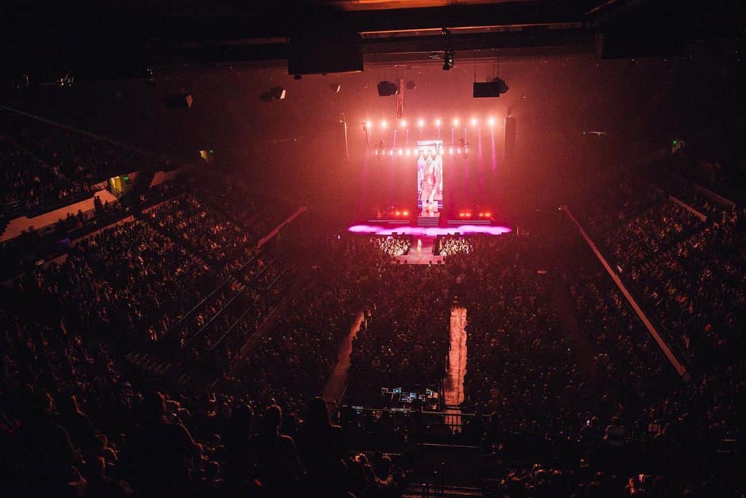 Kelsea Balleriniさんのインスタグラム写真 - (Kelsea BalleriniInstagram)「still 😱 that you sold this place out last night. thank you so much for showing up like you have for this tour. A lot of feelings as we wrap it up tonight in Fargo. Mostly pure gratitude. ❤️ #missmemoretour」5月12日 4時41分 - kelseaballerini
