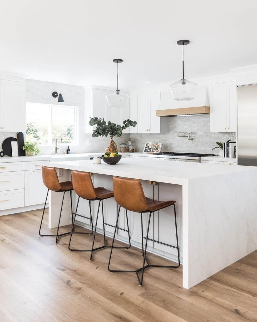 west elmさんのインスタグラム写真 - (west elmInstagram)「The Slope Counter Stools giving some excellent contrast in this minimalist kitchen design by @the_realist_rd! 😍😍 📸 @vlentine #kitchengoals #leathercounterstools #minimalistdesign #minimalistkitchen #whitewalls #modernkitchens」5月12日 10時09分 - westelm