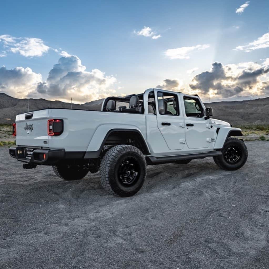 CarsWithoutLimitsさんのインスタグラム写真 - (CarsWithoutLimitsInstagram)「“Win the crowd and you will win your freedom.” -Proximo from The Gladiator . Jeep Gladiator fitted with @fittipaldioffroad FTF16 17” monoblock forged wheels X @nitto Ridge Grappler by @chop x @towbinauto . 📷 @mikecerdeiros . #FittipaldiOffRoad #FittipaldiWheels #JeepGladiator #TowbinAuto #Chop #KingOfCars」5月12日 10時14分 - carswithoutlimits