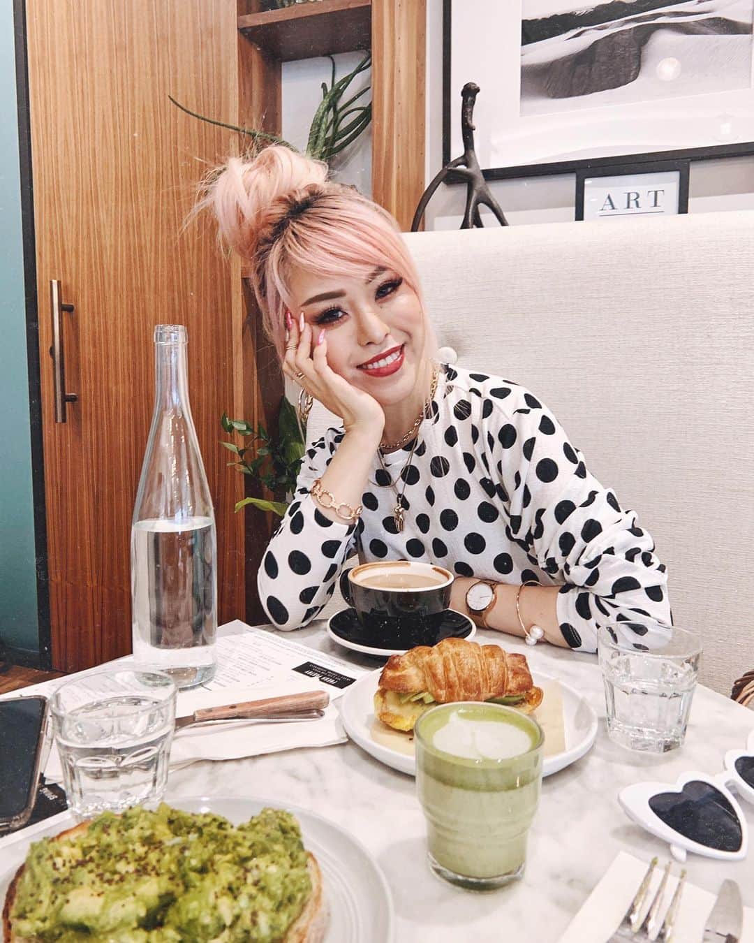 AikA♡ • 愛香 | JP Blogger • ブロガーのインスタグラム：「My Saturday contains a lot of smiles starting off with an early Brunch at my fave spot 🥐🥑🧀🍵☕️ Peek on stories for what the true story behind taking this photo 🙈 + I made a gigantic flower crown 👑💐🌿✨ ..... #weekendvibes #brunchoutfit #smilealways #pinkhair #redlip #postitfortheaesthetic #seattle」