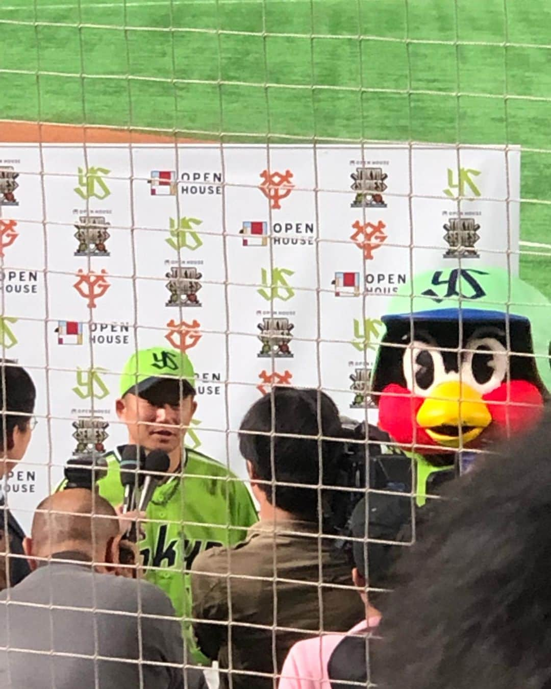 REIJIさんのインスタグラム写真 - (REIJIInstagram)「今シーズンプロ野球観戦！親父と行ってきました。親父ジャイアンツファン、息子ヤクルトファン。ヤクルト勝ちました笑。まあ、坂本の本塁打見れた親父も楽しんでたみたいだから良かった。バックネット裏ってめっちゃ見やすいね。  #東京ヤクルトスワローズ  #読売ジャイアンツ  #東京ドーム」5月12日 4時50分 - reiji_kimura