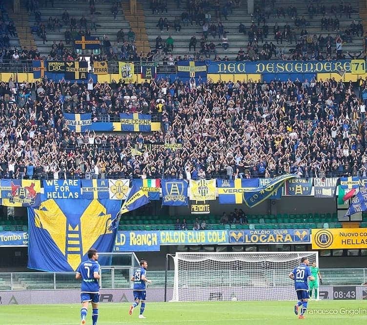ルカ・マッローネのインスタグラム：「È stata una stagione complicata e intensa ma, nonostante tutto, siamo riusciti a raggiungere i playoff. Ora si azzera tutto! C'è luce in fondo al tunnel e vogliamo arrivarci col vostro immancabile sostegno. #DaiVerona 💛💙」