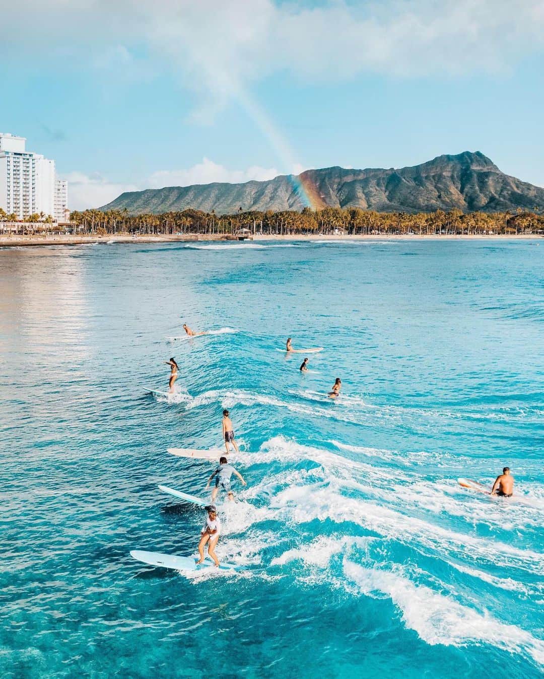ハワイアン航空さんのインスタグラム写真 - (ハワイアン航空Instagram)「Lucky we live Hawai‘i 📷 @tommypierucki ⠀⠀⠀⠀⠀⠀⠀⠀⠀ 📍: Waikīkī Beach ⠀⠀⠀⠀⠀⠀⠀⠀⠀ . . . #ExploreHawaii #GlimpseofHawaii #NakedHawaii #HawaiiUnchained #AlohaOutdoors #LetHawaiiHappen #Hawaii #Surf #Waikiki #WaikikiBeach #Rainbow」5月12日 4時55分 - hawaiianairlines