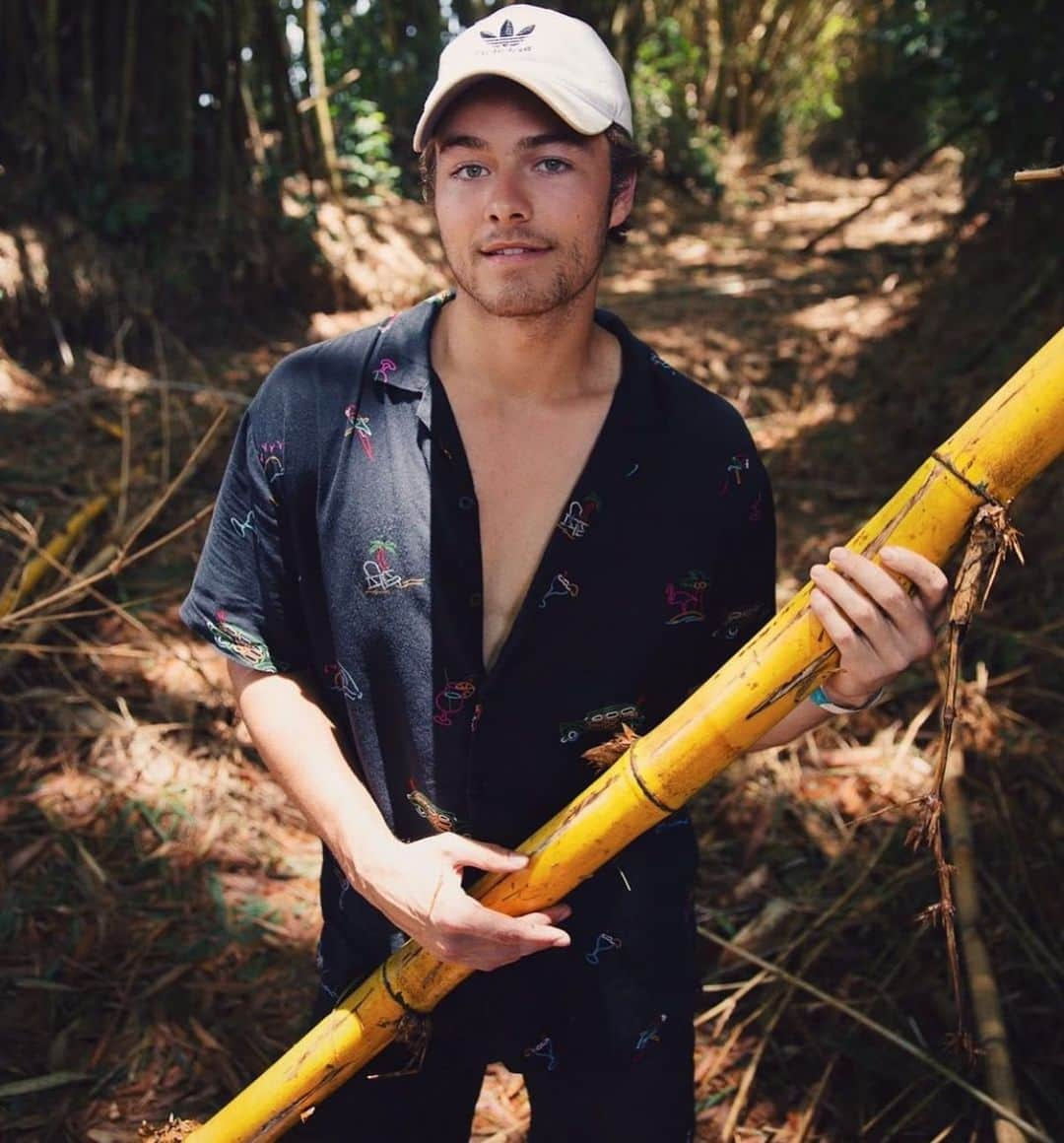 ペイトン・マイヤーのインスタグラム：「As I was playing my guitar they told me that the second deadliest snake lived in bamboo piles. (This was the last photo that I took) @wearewanderlist @muyonoresorts @sweetsongslodge 📸 @dawnkingston」