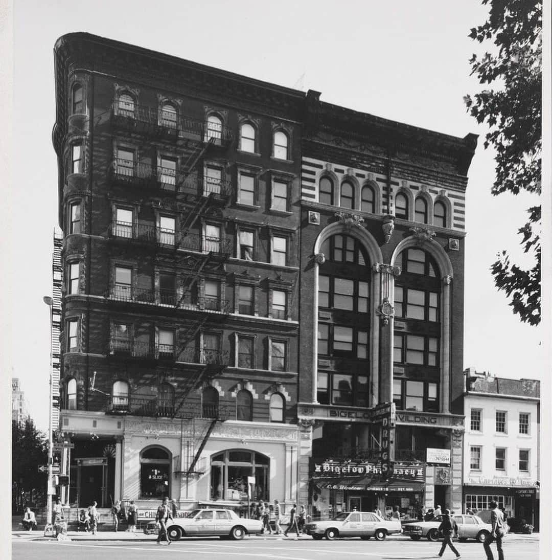 C.O. Bigelowさんのインスタグラム写真 - (C.O. BigelowInstagram)「In honor of #NationalSmallBusinessWeek, @urbanarchiveny shed a spotlight on our family business with this 1975 throwback. At first glance, not much has changed (minus the shaggy hair, boxy cars, and groovy jeans) 😉⠀⠀⠀⠀⠀⠀⠀⠀⠀ ⠀⠀⠀⠀⠀⠀⠀⠀⠀ We feel tremendously fortunate to have made it into the internet age, with the 4th generation of Ginsbergs now helping pave the way. We may be competing against global giants, but our small but mighty team has one thing others don't have... 181 years of customer trust. ⠀⠀⠀⠀⠀⠀⠀⠀⠀ ⠀⠀⠀⠀⠀⠀⠀⠀⠀ We thank you wholeheartedly for continuing to turn to us for your health, beauty, and wellness needs. We'll always treat you like family and give you our professional advice. #HonestGenuineTrustworthy is not just our motto, it's the fabric of our DNA. Don't forget to #ShopSmall! Your support makes a 🌎 of a difference to small businesses like ours!⠀⠀⠀⠀⠀⠀⠀⠀⠀ ⠀⠀⠀⠀⠀⠀⠀⠀⠀ | 📷 Edmund Vincent Gillon @museumofcityny」5月12日 5時00分 - cobigelow