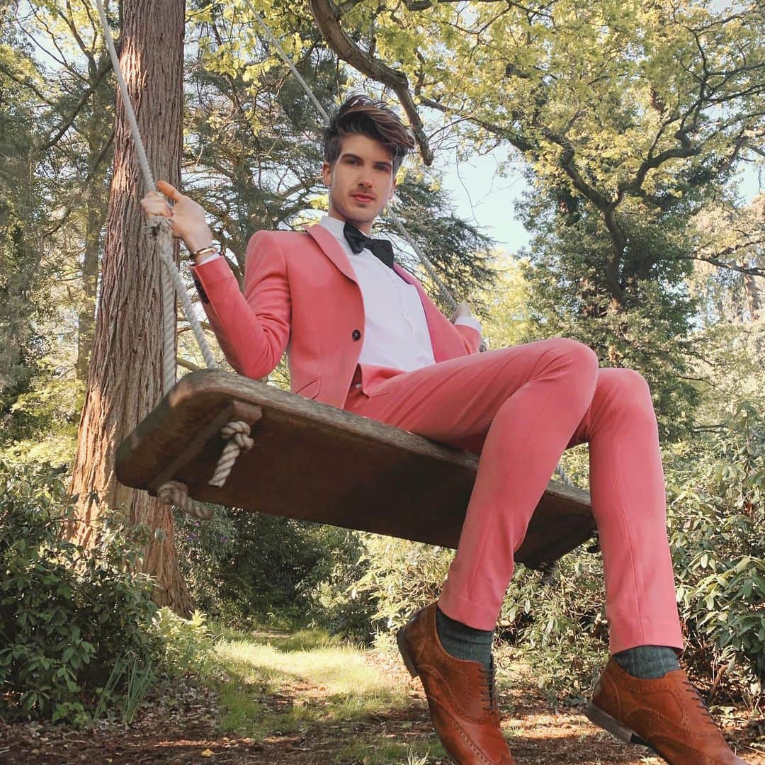 ジョーイ・グレーセッファのインスタグラム：「staying up here on my perch and minding my own business, who wants to join? 🐥」