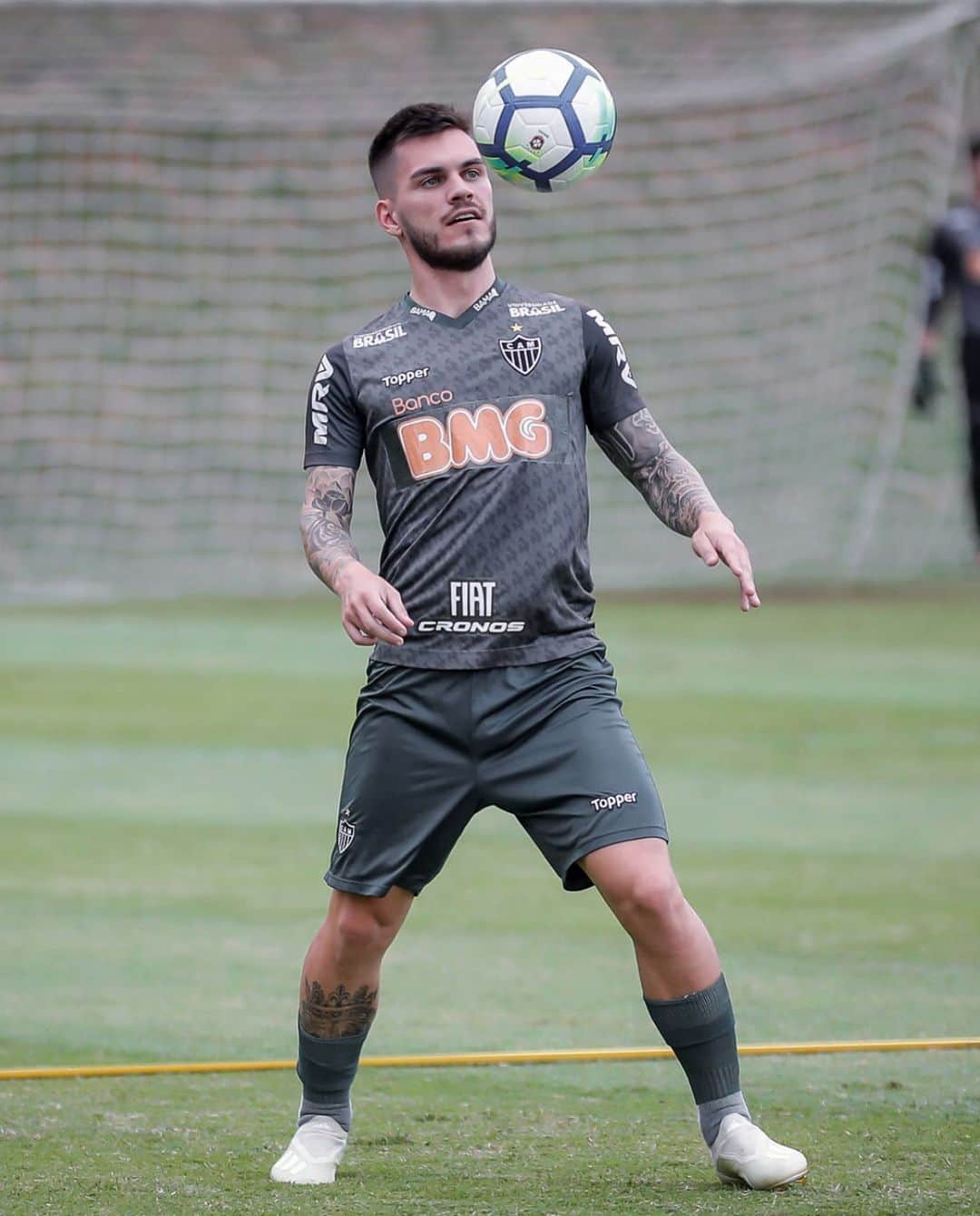ナタンのインスタグラム：「🖤⚽️🐔 #Galo #AquiéGalo」