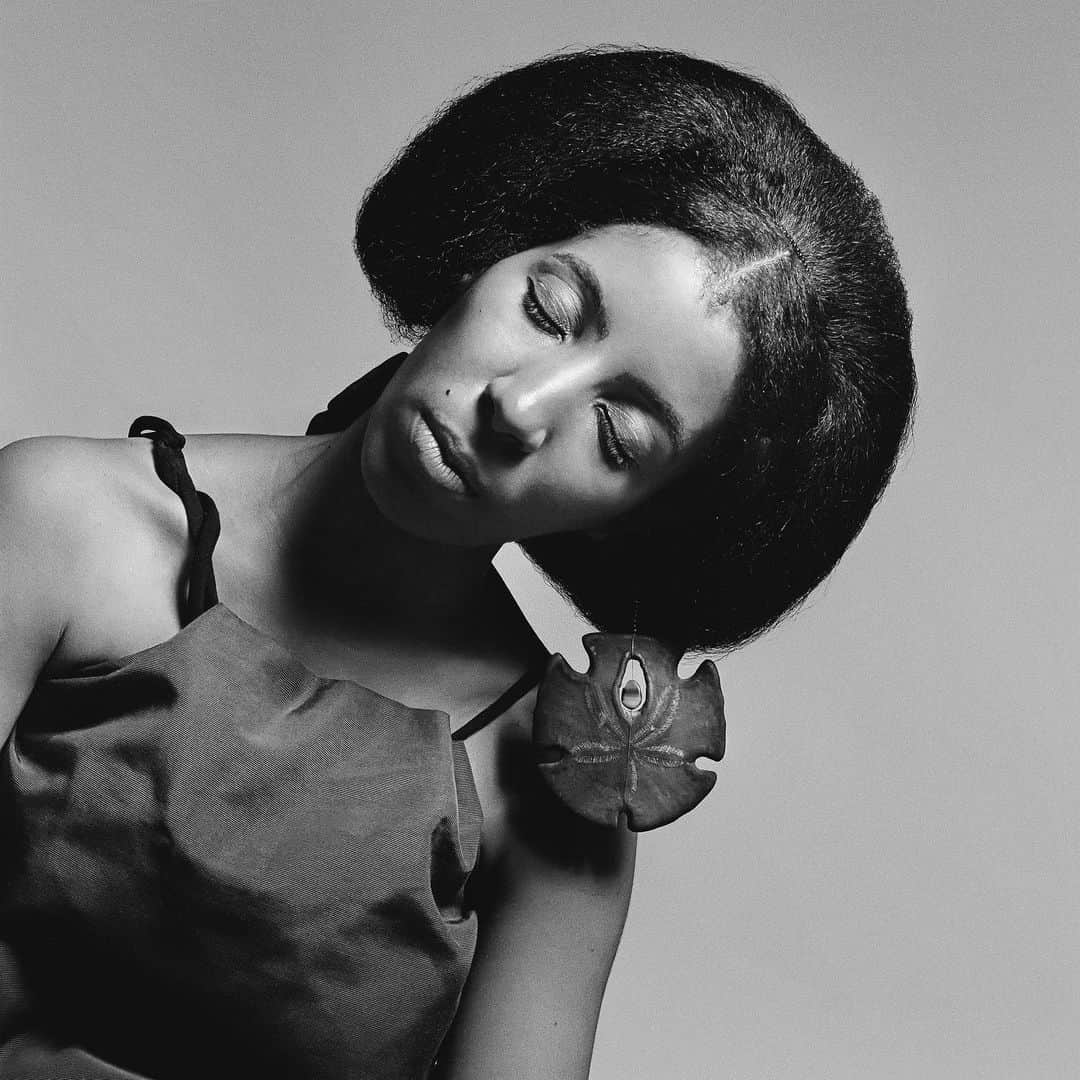 CNNさんのインスタグラム写真 - (CNNInstagram)「Kwame Brathwaite’s photographs capture black creativity and expression in its purest and most candid of forms. Between the late 1950s and the late 1970s, Brathwaite made his career documenting the burgeoning black art and political movements in New York — notably the "Black is Beautiful" campaign that encouraged black people to accept and celebrate their natural features. His photographs of black women in particular challenged the era's monolithic white beauty standards. Now, more than 40 of Brathwaite’s most memorable photoss are being showcased at the Skirball Cultural Center in LA. (📸: Kwame Brathwaite/Philip Martin Gallery, Los Angeles)」5月12日 5時23分 - cnn