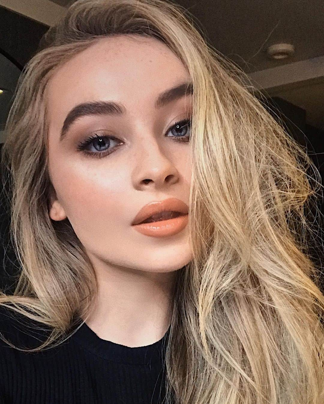 Hung Vanngoさんのインスタグラム写真 - (Hung VanngoInstagram)「Happy 20th Birthday @sabrinacarpenter!!!🧡🎂💫✨⚡️😘」5月12日 5時37分 - hungvanngo