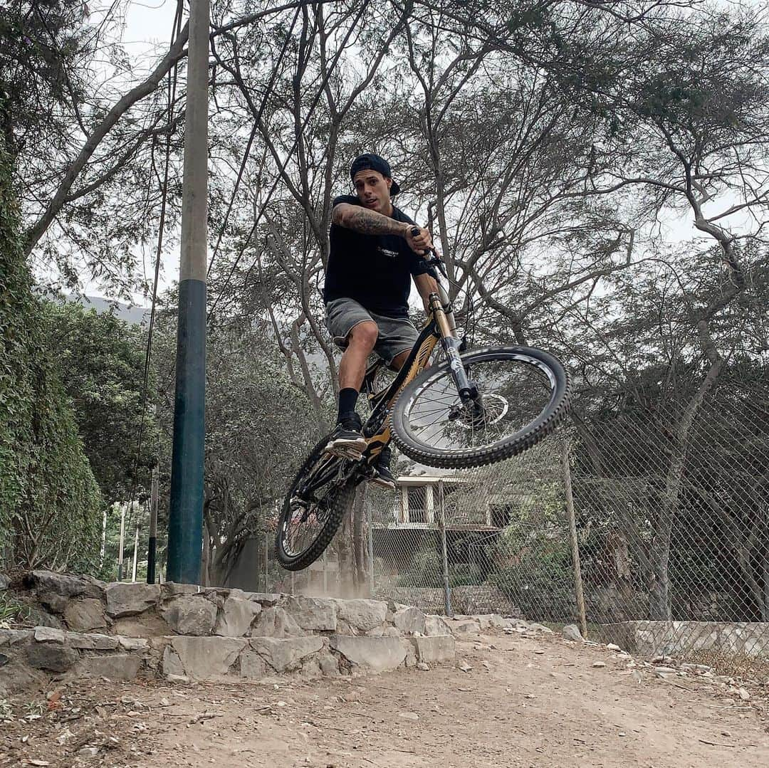 Hugo Garciaさんのインスタグラム写真 - (Hugo GarciaInstagram)「Que rico es salir a hacer deporte y más aún si tu mamá va contigo 🤙🏼 primera vez que salimos a montar bici juntos y lo mejor de todo es que le encanto, así que ya tengo partner para entrenar antes de la 1era fecha de la @copadownhill y ella para hacer deporte 😜 Pd: Creo que se emocionó tanto con mi nueva bici que me reventó la llanta 😒🙄😅」5月12日 5時30分 - hugogarcia