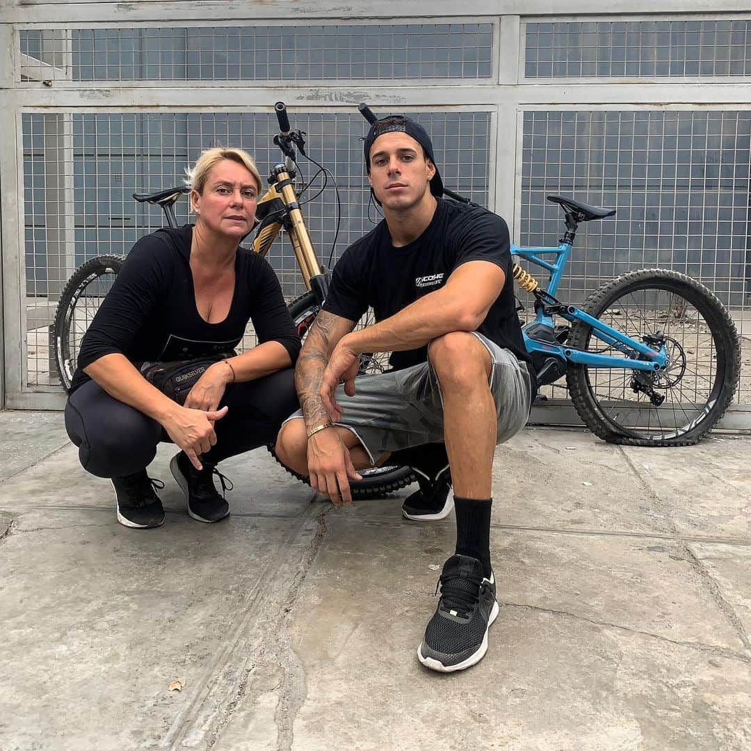 Hugo Garciaさんのインスタグラム写真 - (Hugo GarciaInstagram)「Que rico es salir a hacer deporte y más aún si tu mamá va contigo 🤙🏼 primera vez que salimos a montar bici juntos y lo mejor de todo es que le encanto, así que ya tengo partner para entrenar antes de la 1era fecha de la @copadownhill y ella para hacer deporte 😜 Pd: Creo que se emocionó tanto con mi nueva bici que me reventó la llanta 😒🙄😅」5月12日 5時30分 - hugogarcia