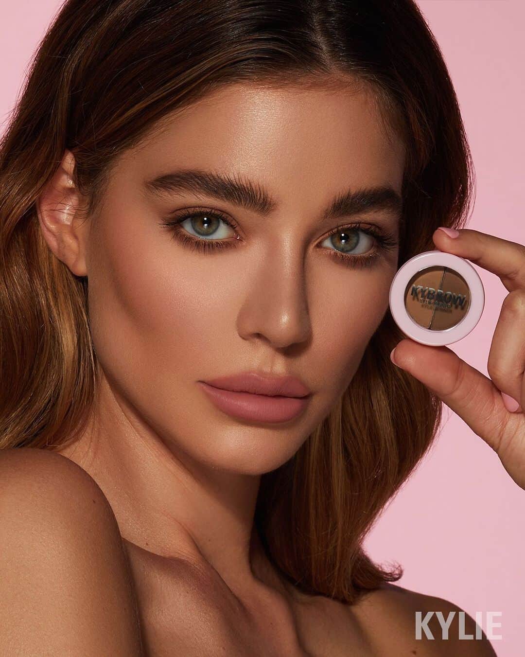 Kylie Cosmeticsさんのインスタグラム写真 - (Kylie CosmeticsInstagram)「Kybrow Powder Duo in Medium Brown ✨ perfect for a natural brow look 💕 tap to shop」5月12日 5時34分 - kyliecosmetics