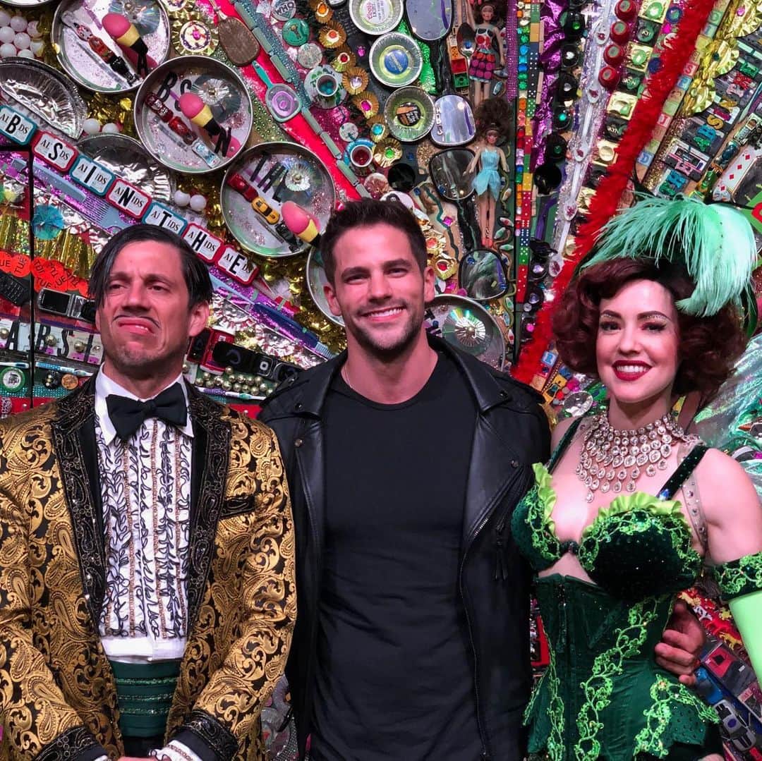 のインスタグラム：「If you don’t see Absinthe while you’re in Vegas, you’re missing out. One of the craziest shows I’ve ever seen. Thanks @gazillionairelv for a wild night 😂  @absinthe_vegas @vegas #WHHSH」