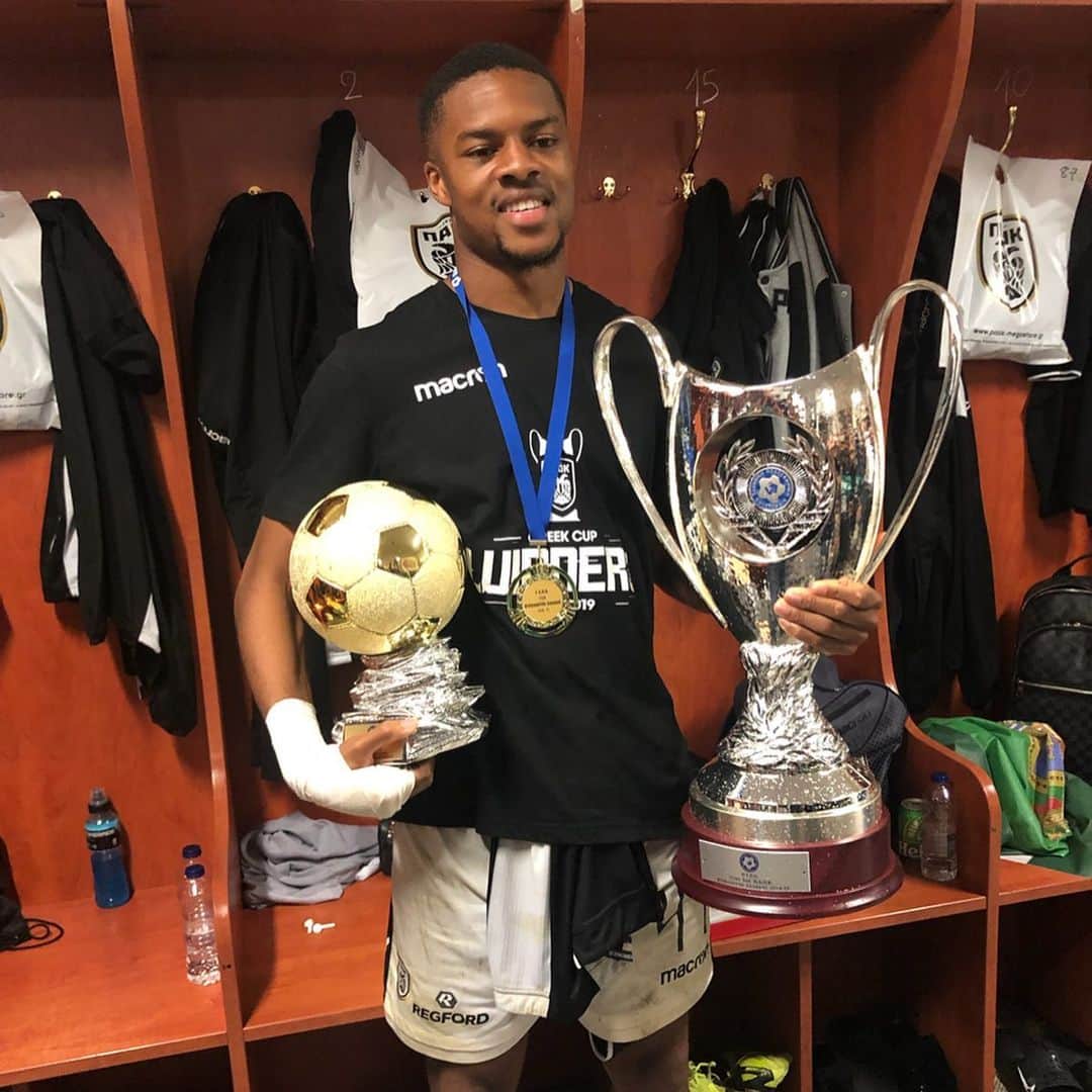 チュバ・アクポムのインスタグラム：「I can’t describe this feeling ! Thank you all for the support !  THE DOUBLE SECURED 🏆🏆」