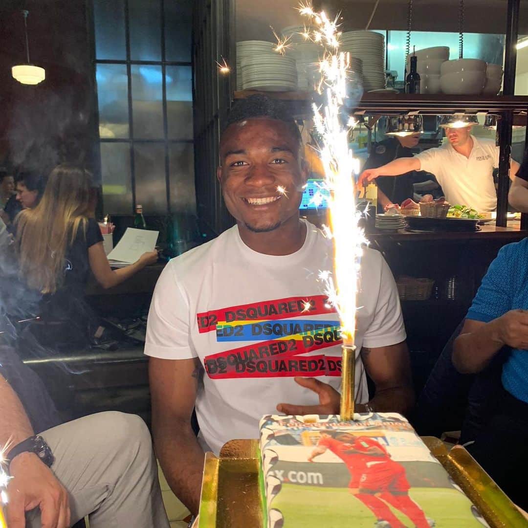 ジョン・コルドバのインスタグラム：「Los cumplí muy feliz #26 🙏🏾」
