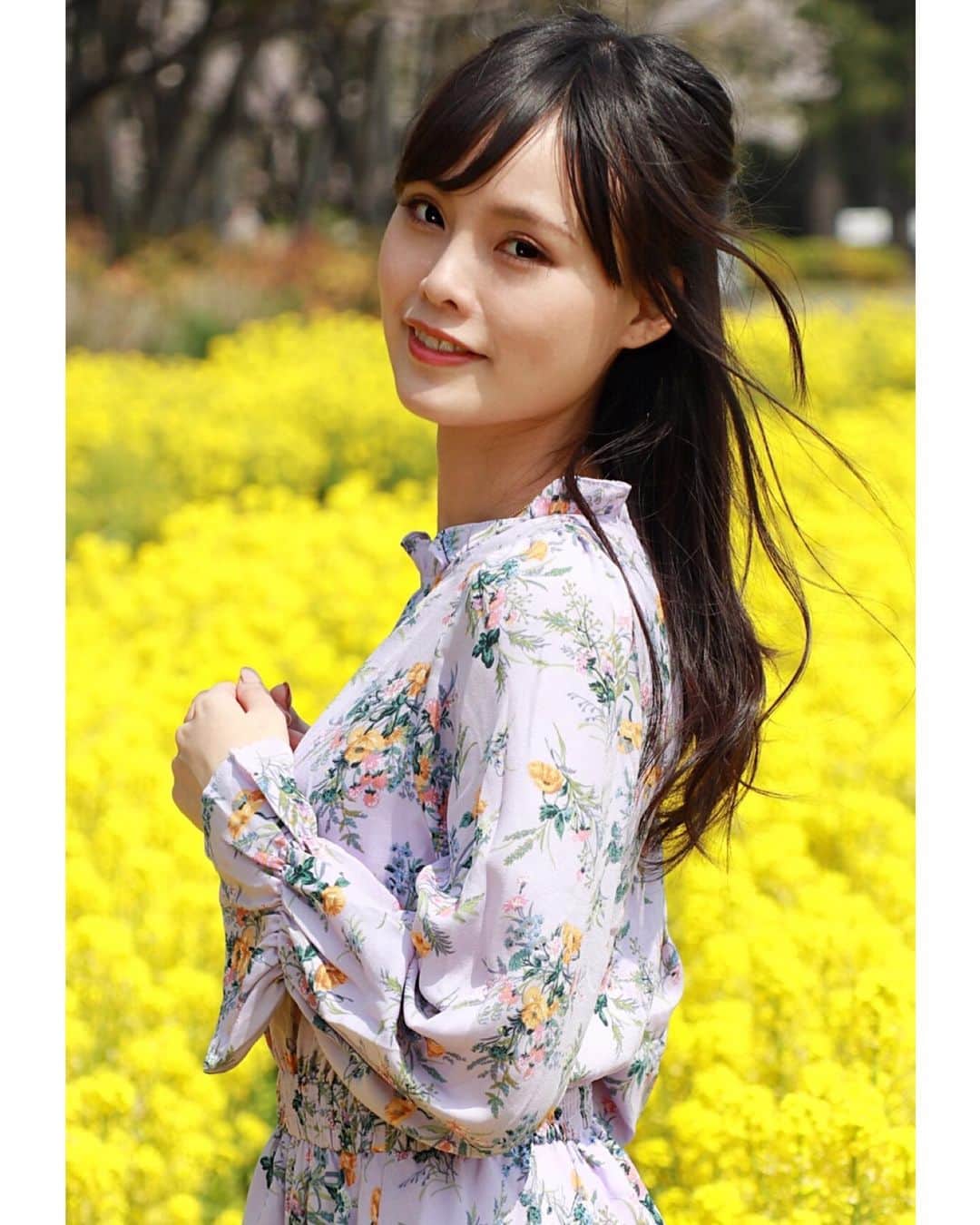 Tatsuzo Tangikuのインスタグラム：「本日の#モデル ⭐️ エヴァンゲリオンレーシング⭐️ #レースクイーン ⭐️ #藤谷梨砂子 ちゃん⭐️ 初撮影でした✨#菜の花 をバックにしたロケと#スタジオ撮影 ⭐️ この日は日差しも強くて、暑かった(^◇^;) 梨砂子ちゃん⭐️は日本と台湾のハーフのモデル⭐️ スレンダーで、クールな表情がとても魅力的な女の子なのですが、敢えてロケは笑顔を選んでみました🎵 スタジオはクールな#写真 ⭐️ 笑顔だと、めっちゃ可愛いし💕 クールだとカッコ良いと思いませんか🎵 衣装のセンスもとても良かった🎵 #撮影 してて、とても満足でした🎵 5月18日の土曜日に大阪エモーション撮影会での出演がありますので、ご興味のある方は是非！梨砂子ちゃん⭐️に会いに行ってみてくださいね🎵 写真🤳以上に美しいモデルですから🎵 #ポートレート #ポートレートモデル #写真好きな人と繋がりたい #写真撮ってる人と繋がりたい #ファインダー越しの私の世界 #菜の花畑 #スレンダー #クールビューティー #可愛い  #エモーション撮影会 #ロキソマン （笑） スワイプしてね〜  #model #racequeen #cute #japanesegirl #portrait #portraitphotography」