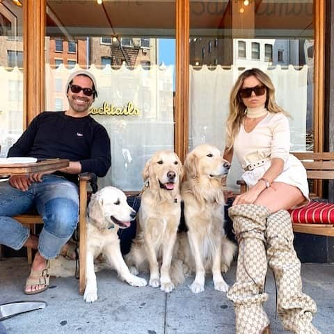 ブライアンアトウッドさんのインスタグラム写真 - (ブライアンアトウッドInstagram)「Having a GOLDEN moment today!!!! #goldenretreiver #nyc #goldens #family #breakfast ❤️❤️❤️ 📸: @louisleemandesign」5月12日 6時11分 - brian_atwood