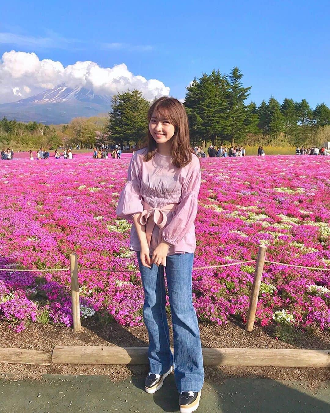 大野愛友佳さんのインスタグラム写真 - (大野愛友佳Instagram)「GWは富士の芝桜に行ってきた🌸 #富士山 が見える時と見えない時が..👀 グラデーションがほんと綺麗だし かわいいかわいいしか言ってなかった気がする...🥰 . 📍#富士芝桜まつり #山梨県 . #シャーリングブラウス @arminarm.aa #ワイドパンツ @gap トップスは程よい透け感がおきにいり。 こちらSサイズでぴったり着るために ウエストに同系色リボンでベルトして メリハリつけました🌼 . #春コーデ #芝桜 #富士山 #春カラー #GW #お出かけコーデ #休日 #ピンクコーデ #arminarmjp #mitsukoshi #isetan #ootd  https://armin-arm.jp/top/CSfTop.jsp」5月12日 6時18分 - ohnoayuka