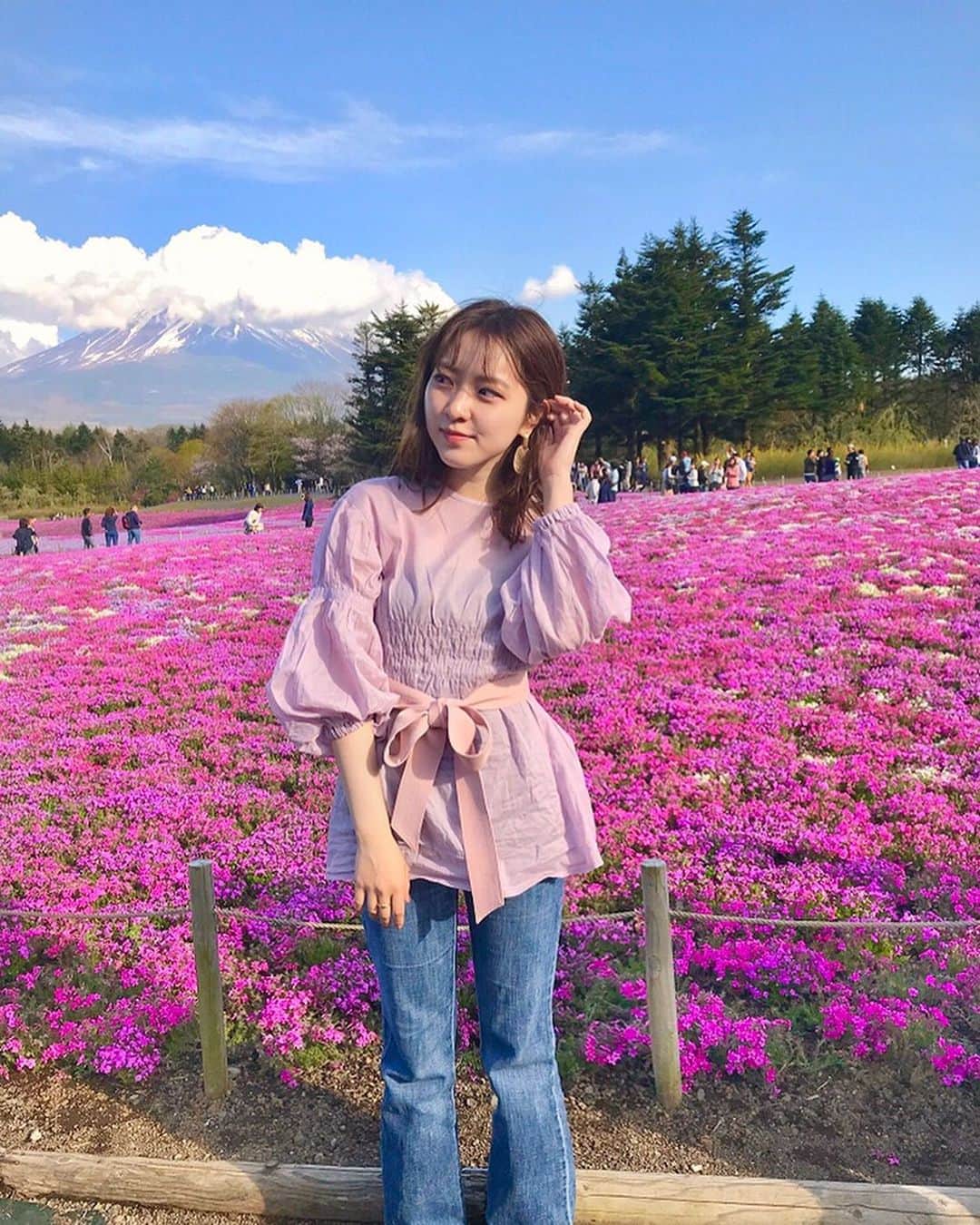 のインスタグラム：「GWは富士の芝桜に行ってきた🌸 #富士山 が見える時と見えない時が..👀 グラデーションがほんと綺麗だし かわいいかわいいしか言ってなかった気がする...🥰 . 📍#富士芝桜まつり #山梨県 . #シャーリングブラウス @arminarm.aa #ワイドパンツ @gap トップスは程よい透け感がおきにいり。 こちらSサイズでぴったり着るために ウエストに同系色リボンでベルトして メリハリつけました🌼 . #春コーデ #芝桜 #富士山 #春カラー #GW #お出かけコーデ #休日 #ピンクコーデ #arminarmjp #mitsukoshi #isetan #ootd  https://armin-arm.jp/top/CSfTop.jsp」