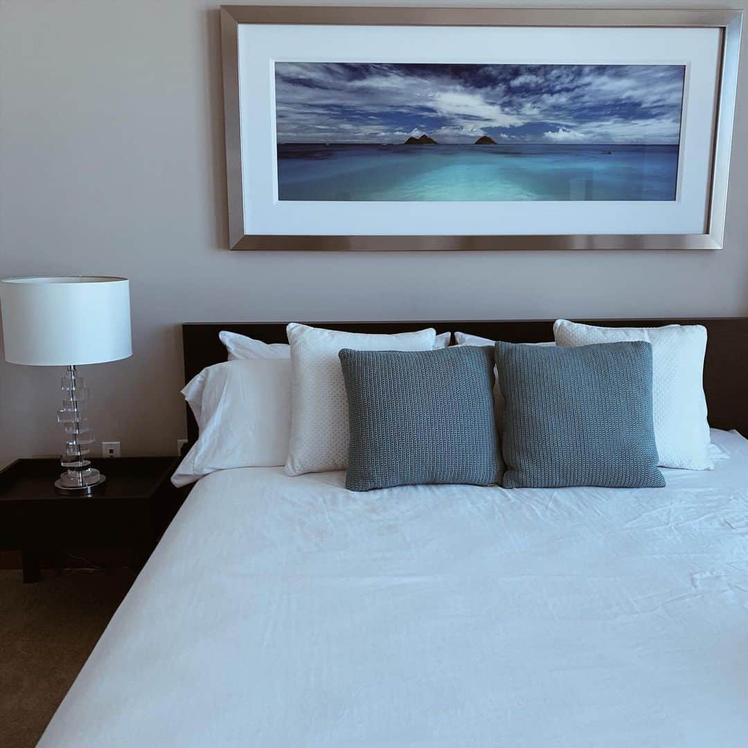 春名亜美さんのインスタグラム写真 - (春名亜美Instagram)「寝室の絨毯とベッドがフッカフカで寝心地良すぎて、なかなか起きれない 笑 ・ ・ ・ #saturday #ハワイ #Hawaii #hawaiilife #ハワイ生活 #ハワイ暮らし #ハワイライフ #bedroom #ベッドルーム」5月12日 6時29分 - amiharunaami