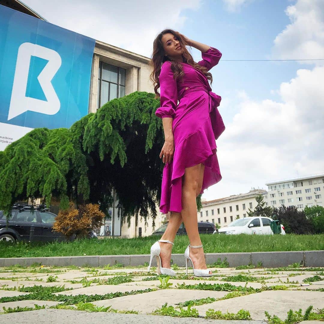 ラリサ・ヨルダケのインスタグラム：「Nimeni nu alege raul pentru ca este rau.  Doar il confunda cu fericirea, bunul pe care il cauta. 🌸  #newMe #justme #nometterwhat #lifeishard #butNever #LetItkeepYouDown #bebravetocontinue #ourActionsAreImportant #kindness #keepYouSoulHappy #AndFree 🧁🌬⭐️」