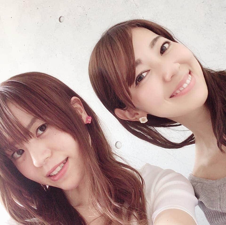 杉山由紀子のインスタグラム：「めーちゃん✨ 本当にありがとう(^-^) * いつもめーちゃんのお心遣いが本当にうれしい。 再会できてよかった✨ * * 見習いたい友達がたくさんいて幸せです✨ * * #かわいい #お揃い #ピアス #春巻 #cook #尊敬できる友達」