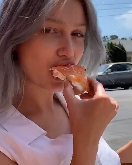 ケイリン・ルッソのインスタグラム：「Sex is cool but have you ever had a really delicious bagel」