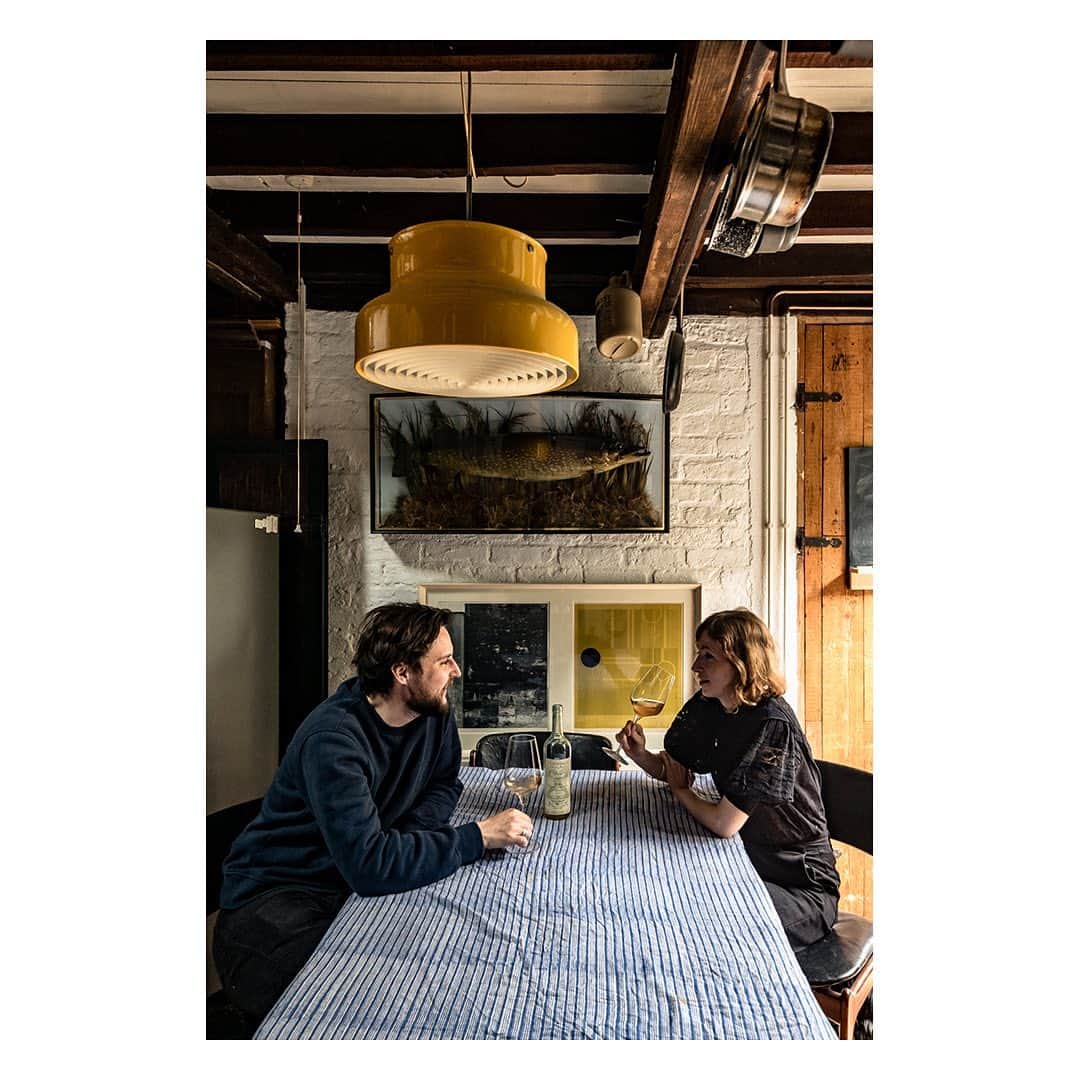 The Modern Houseさんのインスタグラム写真 - (The Modern HouseInstagram)「Open House: natural wine importers Oli Hudson and Sam Rogg on life in their converted mews house in Camberwell. Follow the link in our bio for more.  #camberwell #naturalwine #mews」5月12日 6時42分 - themodernhouse