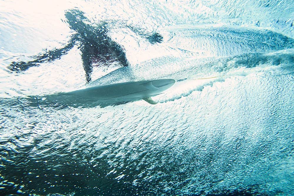 のインスタグラム：「Photo by @andy_bardon | A view from underwater as a surfer rides the waves of the Tahiti Islands, French Polynesia. #Underwater #Tahiti #Surfing」