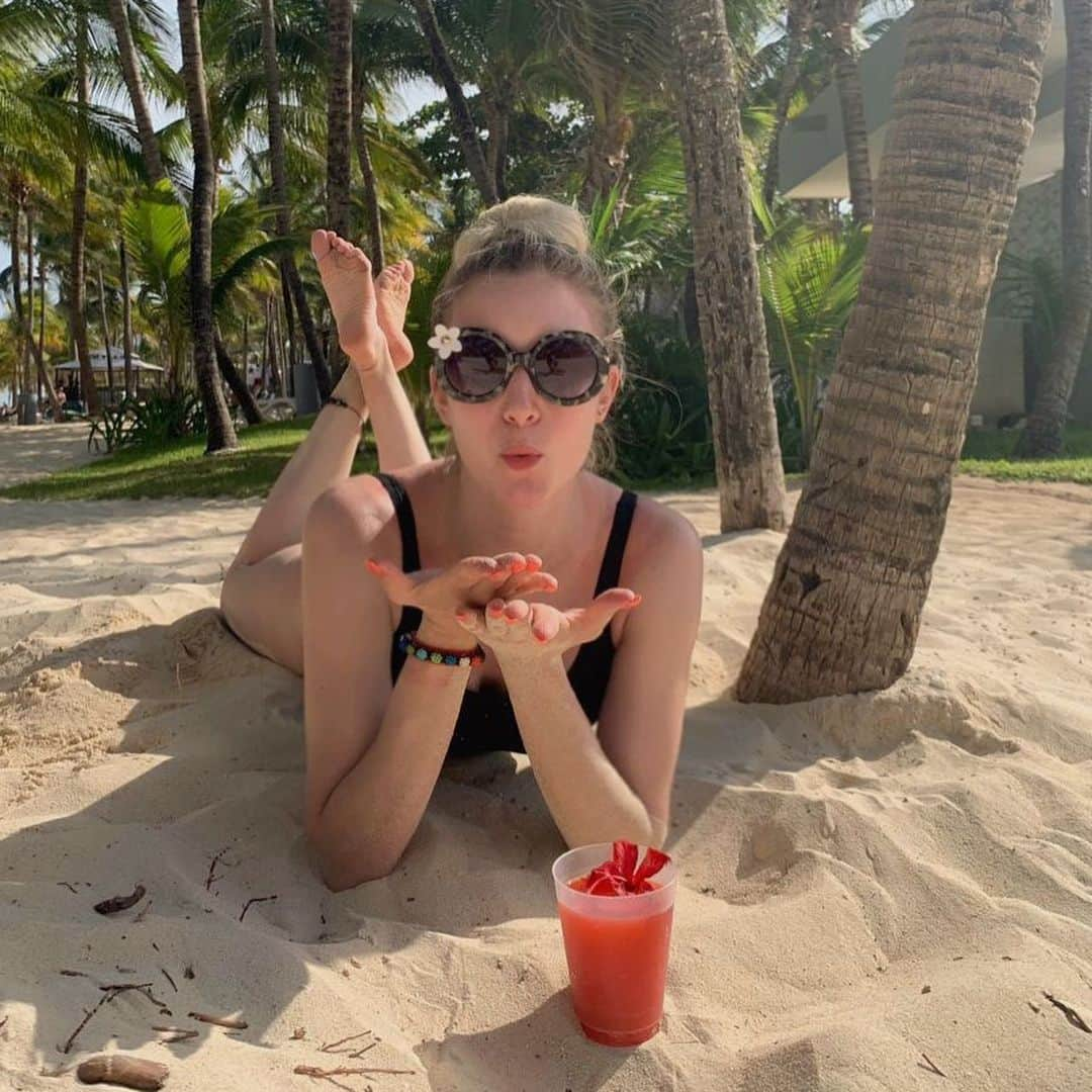 アンナ・ヤノフスカヤのインスタグラム：「Hola! ☀️+🌴+🌊 #happyme  #mexico #playadelcarmen #vacation #aroundtheworld 🌏」