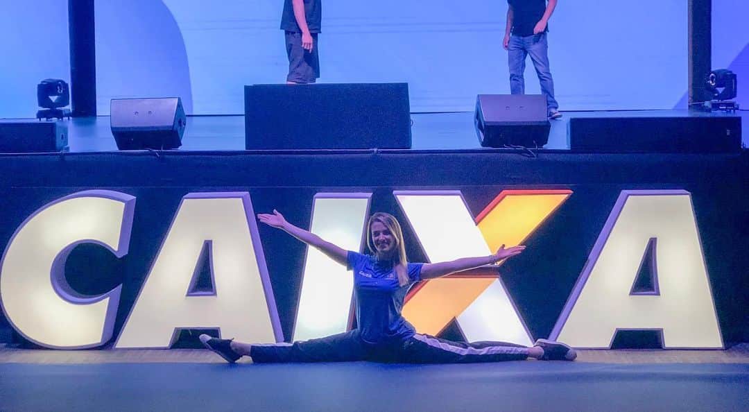 ナターリア・ガウジオのインスタグラム：「Sobre o evento de ontem em Brasília... Nação Caixa!!! Imensamente honrada em poder representar todos os ginastas da CBG e dividir o palco com tantas outras feras do esporte!! Fiquei encantada com a estrutura e importância desse evento incrível... Foi maravilhoso participar, compartilhar um pouco da minha história e carreira pra todos os funcionários dessa empresa que tanto apoia o esporte!! Muita gratidão por tudo que a Caixa fez e faz pela ginástica do Brasil!! Obrigadaaa!! 🙏🏼😍🤸🏼‍♀️✨🔝💪🏼💙 #caixaesporte #love #sports #rhythmicgymnastics #focus #happiness #caixa #event #cbg #flexibility #grateful #brasilia」