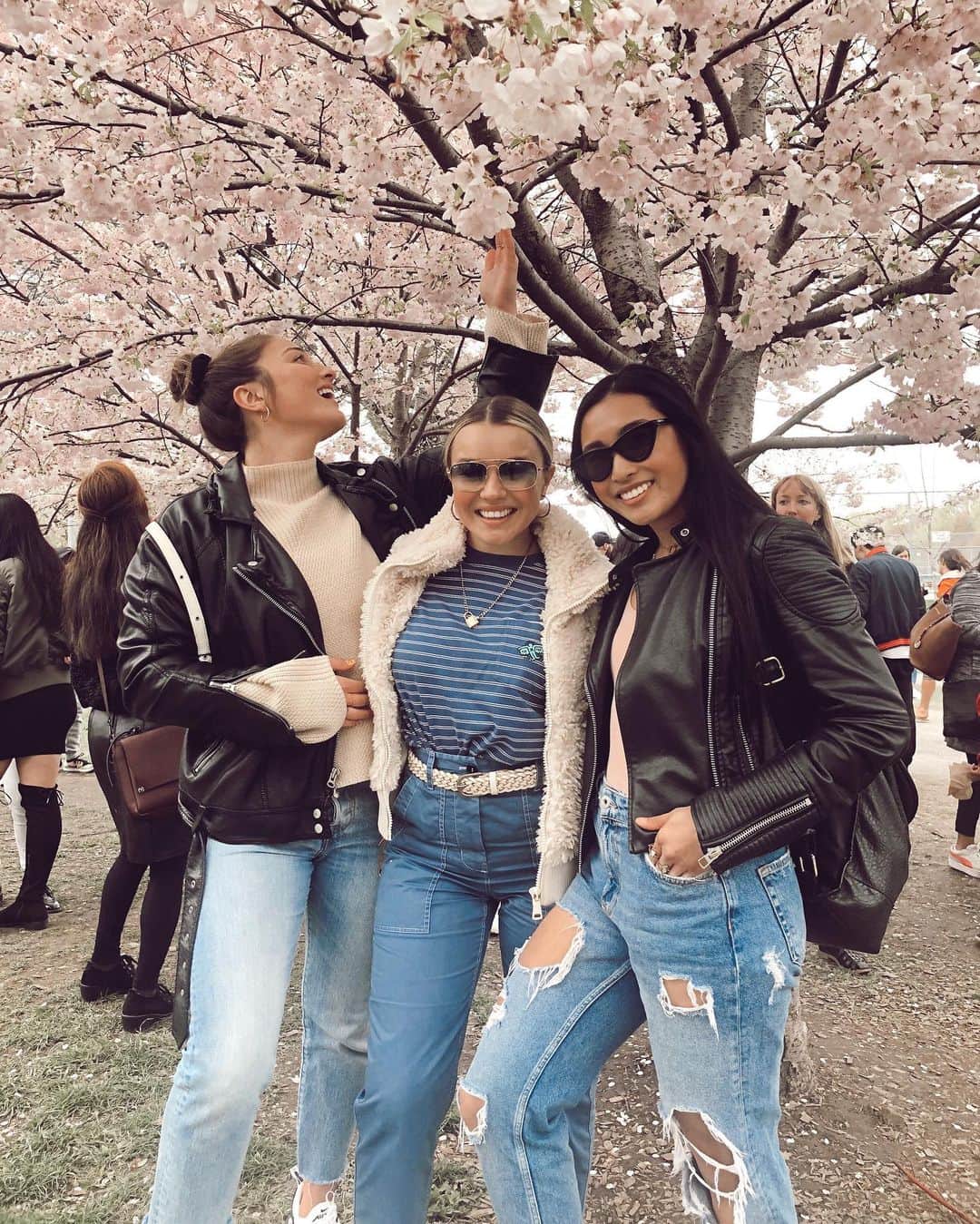 トーリ・ウェブスターさんのインスタグラム写真 - (トーリ・ウェブスターInstagram)「This is why weekends exist!!!! It’s all about laughing in the park with ur bffs among the cherry blossoms 🌸💐 I luv you guys 🌈✨」5月12日 6時48分 - torriwebster