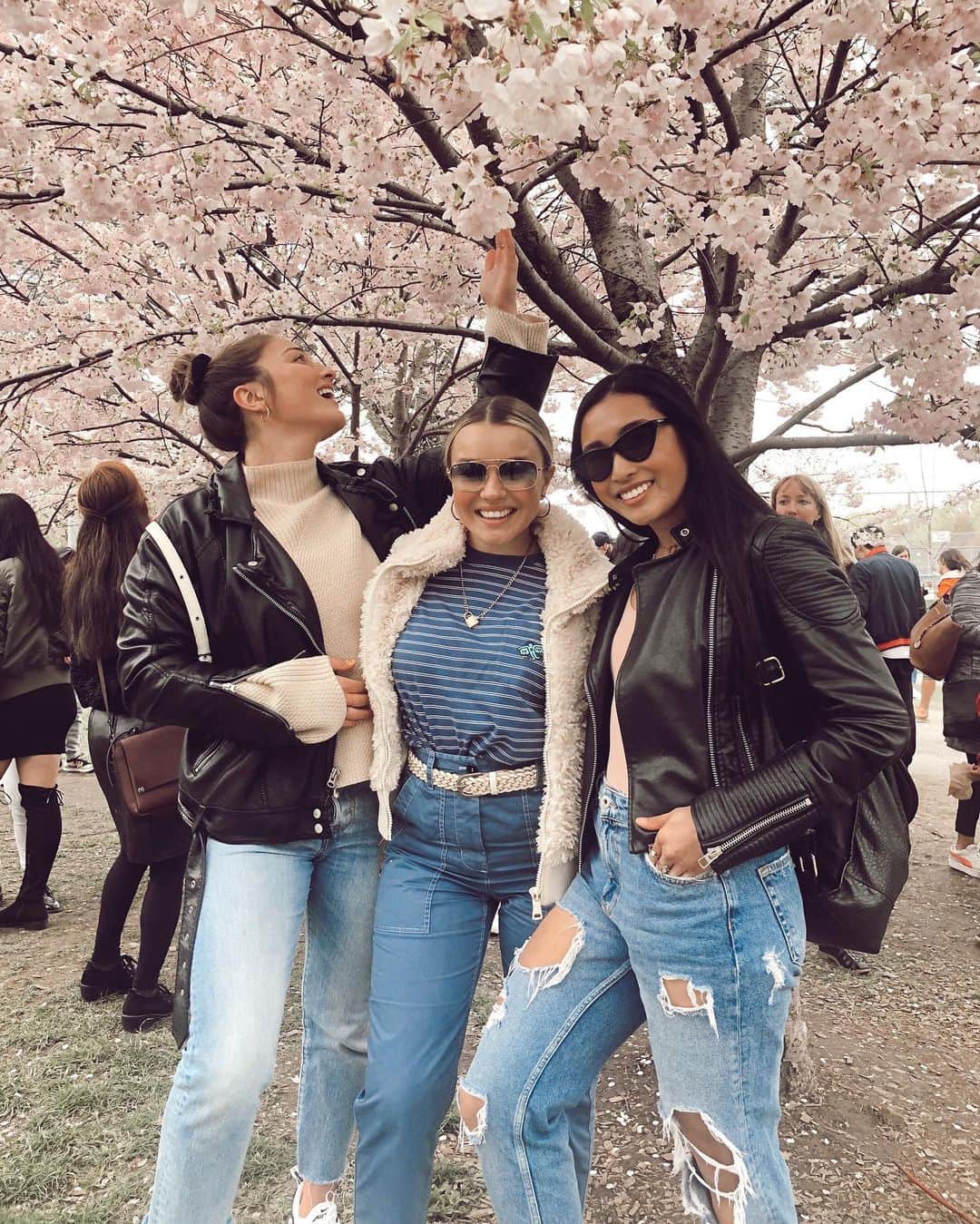 のインスタグラム：「This is why weekends exist!!!! It’s all about laughing in the park with ur bffs among the cherry blossoms 🌸💐 I luv you guys 🌈✨」