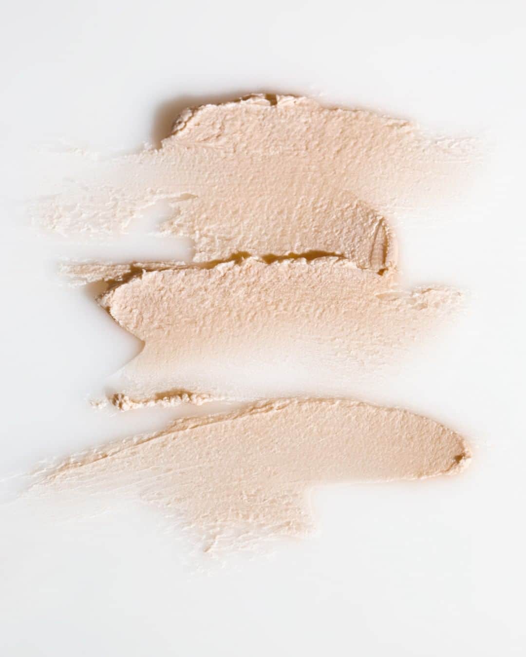 Smashboxのインスタグラム：「A product that minimizes pores, mattifies shine & controls oil all day? Say no more — Photo Finish Pore Minimizing Primer. #CrueltyFree #SmashboxPrimer」