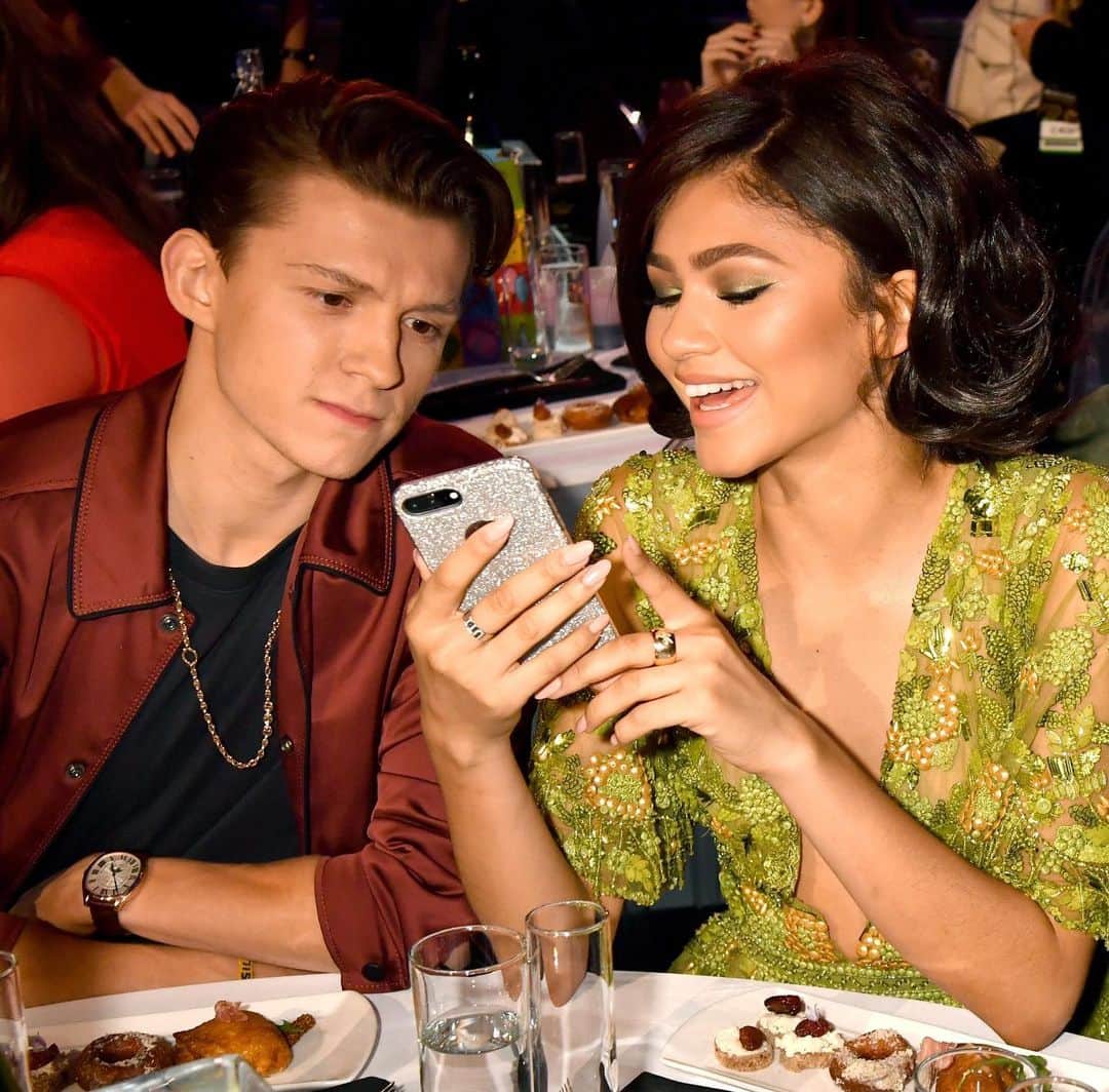 Teen Vogueさんのインスタグラム写真 - (Teen VogueInstagram)「This pic inspired me to write a fan fic in which @Zendaya sits @tomholland2013 down for some much-needed @Instagram lessons. 🤐 Find out why she called him "Instagram stupid" at the link in bio.」5月12日 7時01分 - teenvogue