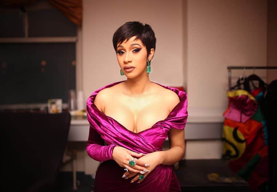 MTVさんのインスタグラム写真 - (MTVInstagram)「“Cardi’s post-baby comeback: 2018 MTV VMAs. The original shot was mad busy (swipe to see), but the moment was such a vibe that I retouched things out to create this solo pic. Most pictures I’ve taken of her are behind the scenes shots and not posed. As a photographer timing is huge and ESPECIALLY when working with someone who barely has any-- you have to work fast. Most shots where she’s looking I just go ‘Hey, look up for a second’ and snap away.  I think another huge thing with photos is the selects you make, and the way you edit. It’s about picking the right moments and understanding what a photo needs or doesn’t need in terms of cropping, coloring, and more.... this photo didn’t need that tailor, the cooler or the intern in it🤷🏾‍♀️. Her stylist @kollincarter also nailed this fuschia, y’all should follow him btw.” - #MTVCreatorToWatch @flongala」5月12日 7時01分 - mtv