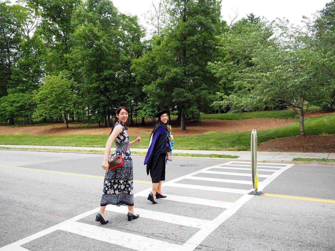 のインスタグラム：「Would not have made it through my first year at college without her, and I’m sure she would say the same thing about me for her LLM degree 👩🏻‍🎓🎉 #ขาดกันนี่เรียนไม่จบทั้งคู่แน่ 🤷🏻‍♀️👭 #ภูมิใจพี่แววจบปโทแล้วนะจ๊ะ 🎉」