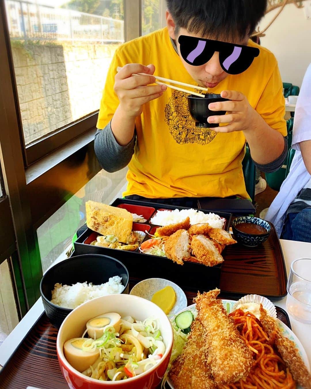 まんまるともぴーさんのインスタグラム写真 - (まんまるともぴーInstagram)「遅いGW満喫中‼️﻿ #三重県  #鳥羽 にノンビリしに来ました(^ ^)﻿ ﻿ ﻿ 今回はとにかくご飯重視で﻿ Facebookのお友達、三重県や鳥羽の﻿ グループで皆さんに#オススメ のお店﻿ 教えていただきました😊✨﻿ ﻿ ﻿ 中でも、とにかく #ネタ作り にゼヒと﻿ 教えていただいた #キッチンたかま さんへ❤️﻿ #食べログ で写真を見て驚愕(´⊙ω⊙`)！！！！﻿ 何ですか！この量は（笑）﻿ ﻿ ﻿ まずはこちらは抑えておきたくて﻿ 鳥羽についてすぐの#ランチ に﻿ お邪魔しましたよ♬﻿ ﻿ ﻿ #裏メニュー の《#日替わりランチ 》は﻿ 売り切れてたんですが、次に気になってた﻿ ⭐️#伊勢うどん 定食にしてみました😊💕﻿ ﻿ ﻿ 息子たちが選んだのは﻿ ⭐️﻿#味噌カツ 定食 ⭐️﻿#海老カツ #定食 ﻿ どちらもかなりのボリュームで﻿ 容器からハミ出しすぎてます（笑）﻿ #スパゲティ だけでも、コレ充分﻿ 一品でしょ！！というぐらい（笑）﻿ ﻿ ﻿ そのあと﻿ 船上クルーズしたかったのですが﻿ 食後すぐはかなりの危険ということで﻿ 変更になりました（笑）  #鳥羽ランチ  #鳥羽旅行  #海鮮  #三重県ランチ  #たかま  #エビフライ  #海老フライ  #えびフライ  #コスパ  #コスパ最高  #鳥羽水族館  #伊勢神宮  #伊勢  #伊勢神宮おかげ横丁  #志摩スペイン村 #ぐるなび」5月12日 7時31分 - manmarutomop