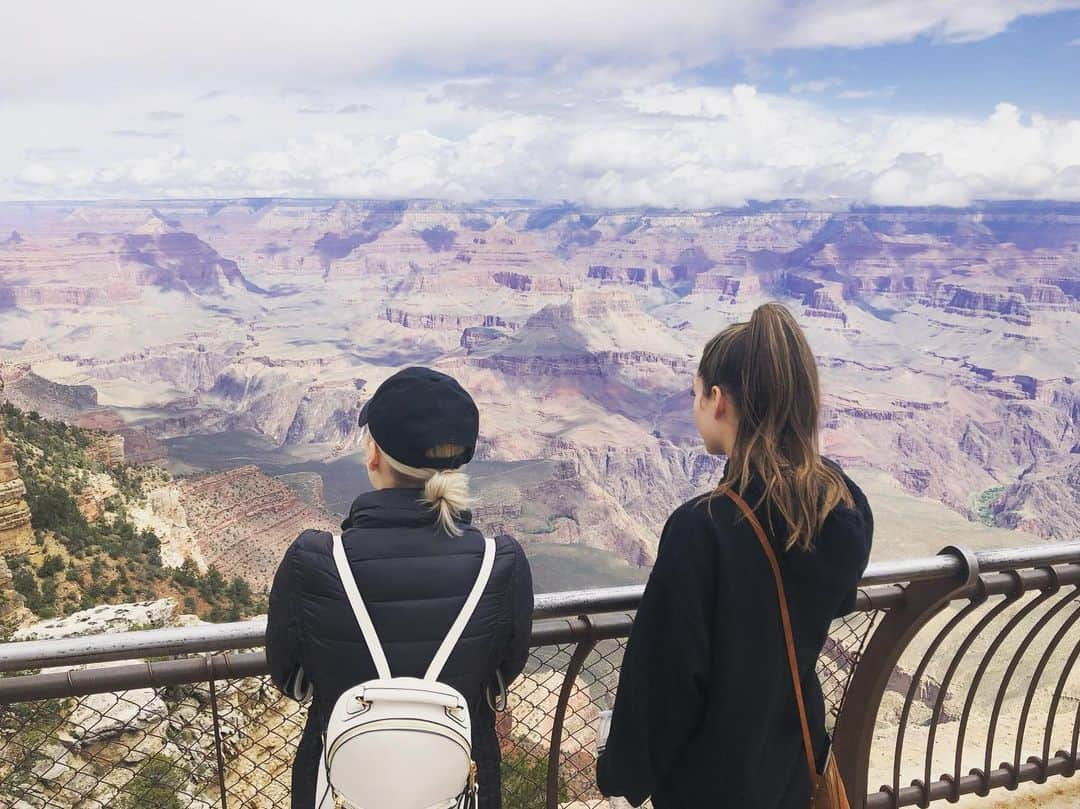 Maddie & Taeさんのインスタグラム写真 - (Maddie & TaeInstagram)「for sure one of the coolest places we’ve ever been while traveling the world the past 5 years 🏞」5月12日 7時25分 - maddieandtae