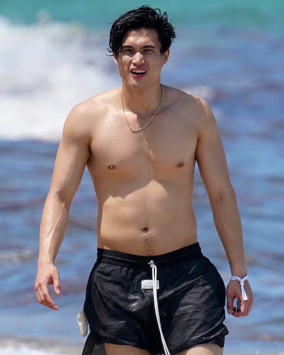 Just Jaredさんのインスタグラム写真 - (Just JaredInstagram)「Charles Melton shows off his hot bod while going shirtless at the beach in Miami. He’s there promoting his new movie @thesunisalsoastar! #CharlesMelton Photos: Splash」5月12日 7時25分 - justjared