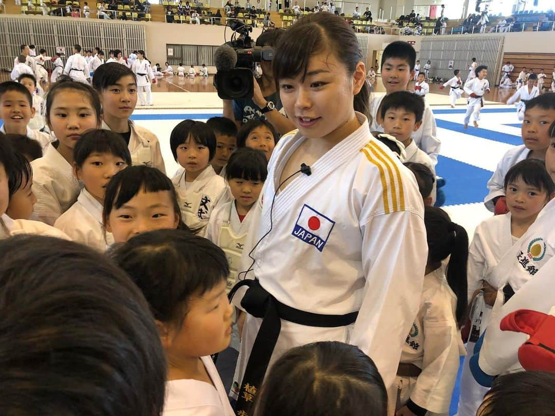 植草歩さんのインスタグラム写真 - (植草歩Instagram)「初の福岡セミナー無事終了しました🙇🏻‍♀️💓 セミナーの準備にたくさんの先生方 保護者の方々ありがとうございました🙏🏻 そして撮影協力ご理解のほど感謝します🍀 300人近くの九州の子供たちと触れ合え 私も元気をもらえました🧸❤️ また会える日まで\( ˆoˆ )/🌼*･ See you enjoying karate life👊🏻👊🏻👊🏻 #adidas #adidaskarate #adidascombat  #heretocreate」5月12日 7時32分 - ayayumin0725