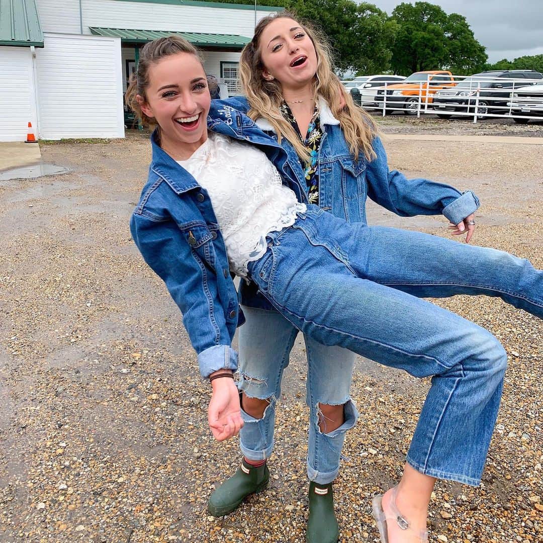 Brooklyn and Baileyさんのインスタグラム写真 - (Brooklyn and BaileyInstagram)「Today we drove two hours in a broken car in the middle of a storm through muddy roads to visit a peach farm...so how’s your day been?😂 PS. Peep Brooklyn dropping me in the second picture」5月12日 7時43分 - brooklynandbailey