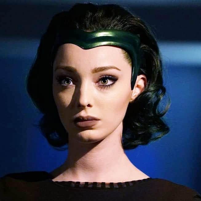 エマ・デュモンのインスタグラム：「I will always love you Lorna Dane. You have a will of iron and a heart of gold. I have watched you fight with all your strength, persevere when everything was against you, battle your demons, have your heart broken, understand forgiveness, become a mother, lose yourself, find yourself, face the ugliest parts of your past, demand equal rights, be the bravest person in the room, secretly be the most scared person in the room, fall back in love, learn to compromise and learn the true meaning of friendship. You are an inspiration to me daily and I will never forget what you have taught me.  Thank you to everyone who supported  me on this journey. We all wanted to do right by these characters, the original mythology and all of you. I so appreciate all of your support. Love you all. 💚✖💚 "To bend but not to break. To yield but not capitulate. To have pride but also humility."」