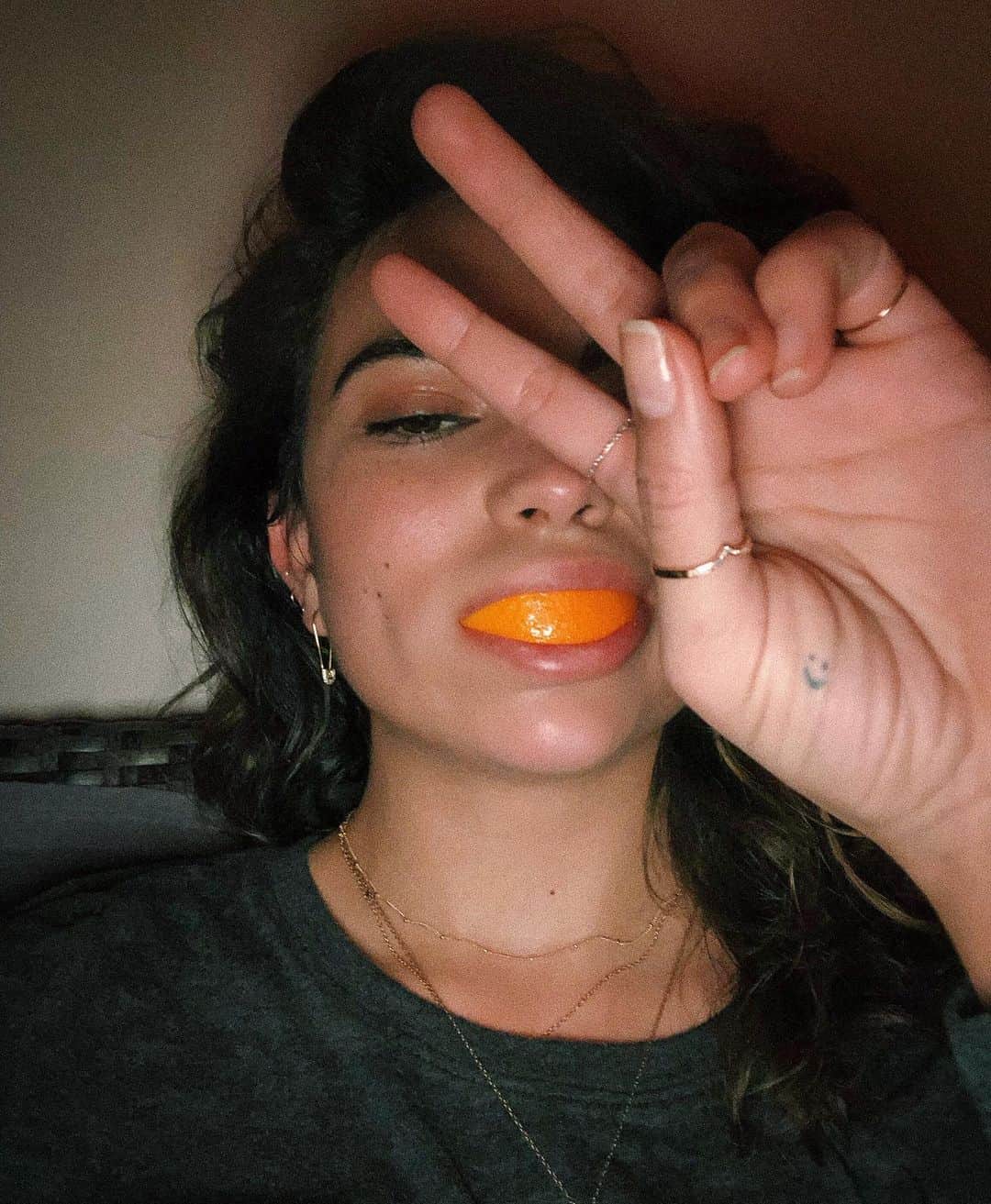 キラ・サントーロのインスタグラム：「Felt cute. Prob won’t delete later. I 🧡 oranges.」