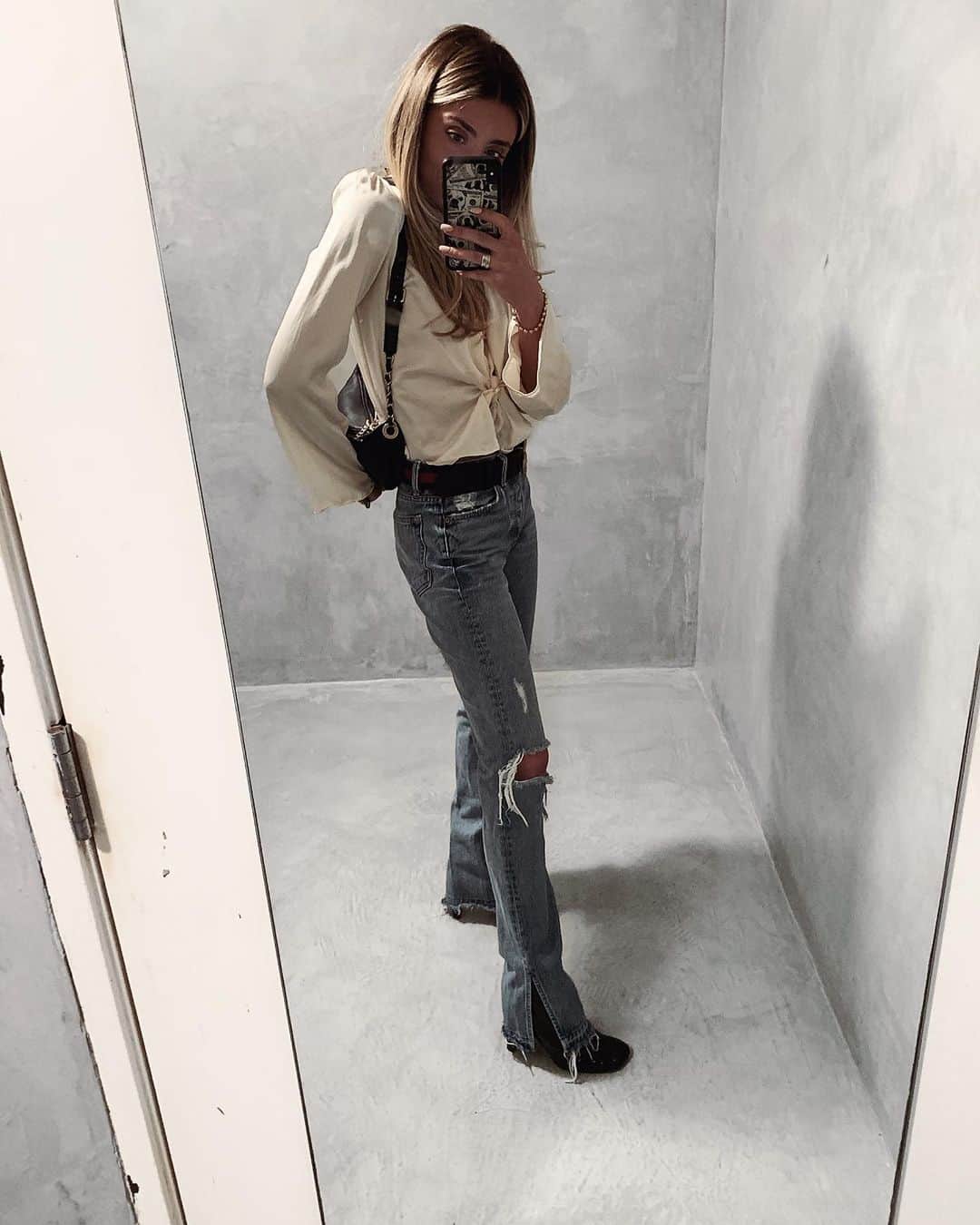 Lauren Elizabethのインスタグラム：「What I’m doing when I say I need to use the restroom」