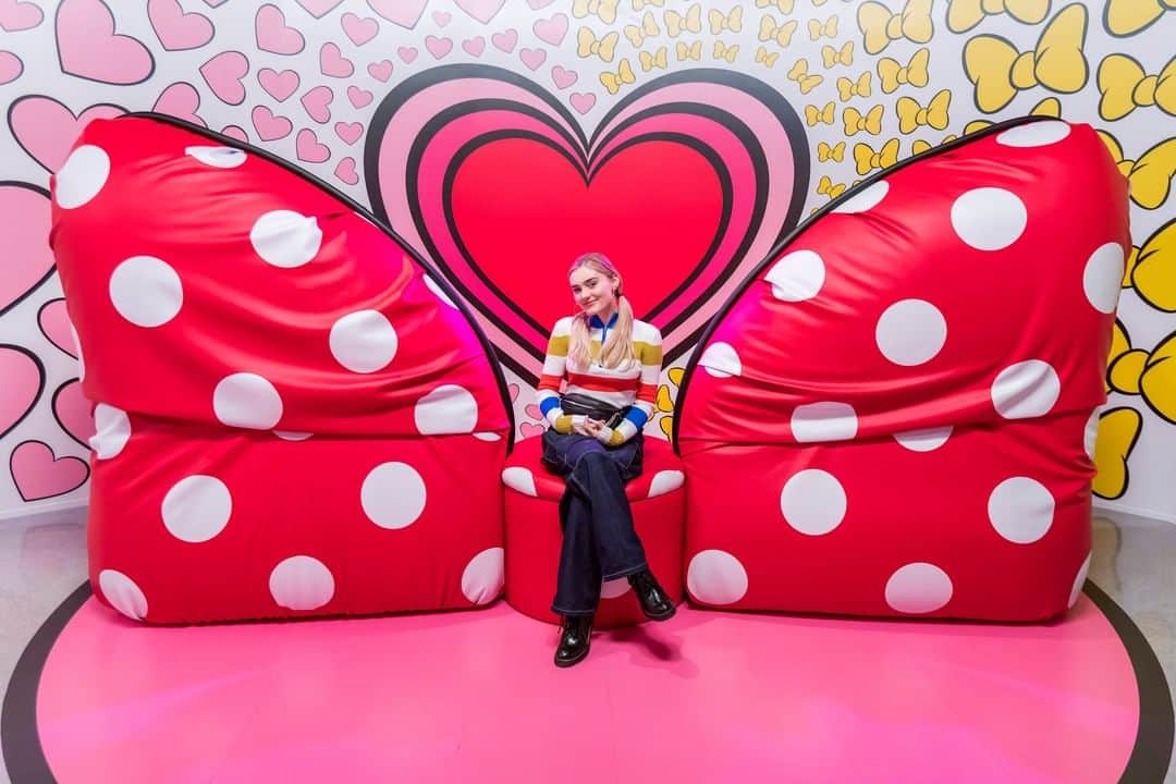 アメリカン・ブロードキャスティング・カンパニーのインスタグラム：「We had so much fun with @americanhousewifeabc's @megdonnelly at #PopUpDisney A Mickey Celebration! Check it out in the #DowntownDisney District at the @Disneyland Resort today!  Find out more here: http://bitly.com/2Jfjn7d」