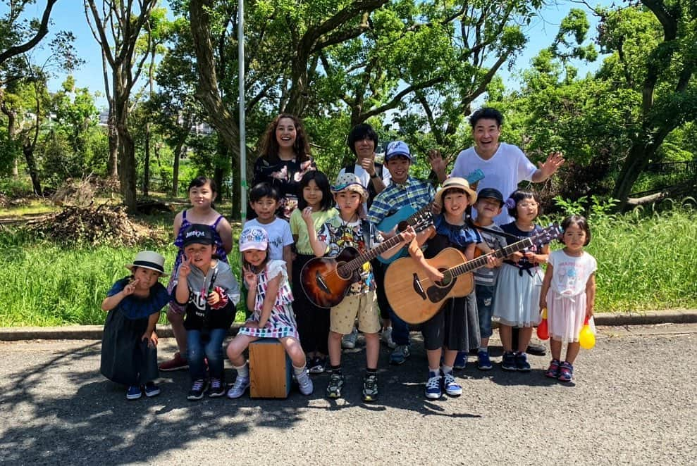 福原美穂さんのインスタグラム写真 - (福原美穂Instagram)「Thank you so much "Rock's for children" festival in Osaka. Moved from kids passion. Try and error but still we trying everyday. They're great, They're teacher. Music is our life. こどもセッションに参加してくれたみんな、ありがとう❤️ 来てくださった皆さんもありがとう。 昨日の本番前に一度だけリハーサルしました。 みんながたくさん練習してきてくれたことが伝わってきました。 終了後にラジオのインタビューで一人の子のストーリーをシェアしてもらいました。 この写真のサックスの女の子、楽器を誕生日プレゼントに買ってもらったんだけど、最初は音が全然鳴らずに苦戦したみたいで。 それでも昨日のステージのために演奏を重ねて重ねて、一生懸命トライしてくれたんだって。😭 間奏のところでベースコードをロングトーンで吹いてくれたんだけど、リハーサルで聴いてぶったまげた！🎷 彼女の鳴らすそのベース音がすごい効果を昨日のピアノとパーカッションのセットに加えてくれたの。 これぞ音楽。 音を楽しむことが何より大切。 彼女のそのストーリーを知れて嬉しかったし、他の子達もそれぞれ昨日までにストーリーがあったんだなぁ、と。終わった後一人感激してました。 JOYを一緒に演奏したんたけど、キーがD♭なんだよ。 ギターの子達も相当苦労したとおもいます。 ほんとに楽しかったし、またみんなとやりたいなと思ったよ。  こういった温かなフェスは主旨も素晴らしいけれど、やはり昨日のステージまでのこどもたちの情熱に音楽を演る全てのひとのスタート地点を感じた日でした。  みんなのおかげだよ。 ありがとう❤️ #rockforchildren2019 #こどもせっしょん #joy #服部緑地 #o大阪」5月12日 8時31分 - miho_fukuhara